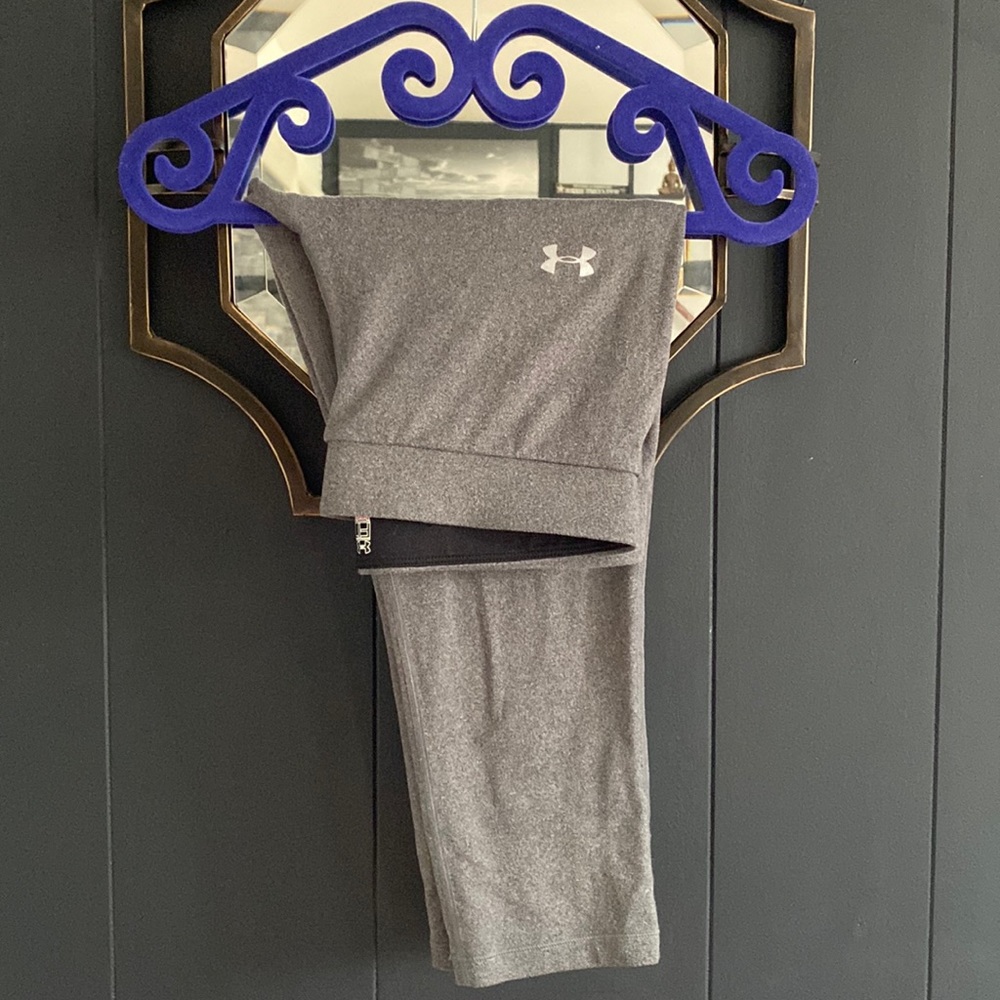 Charcoal grey with white logo heat gear M under Armour cropped leggings